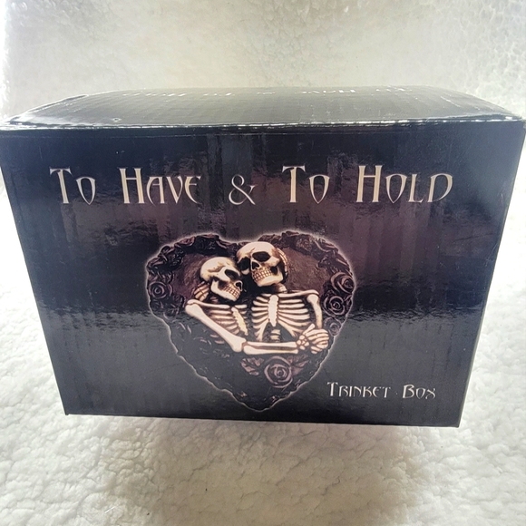 Skull & Roses Resin Trinket Box! - Picture 8 of 9